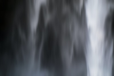 黑白模糊特写镜头Seljalandsfoss瀑布
